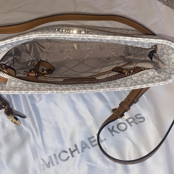 Michael Kors Large Jet Set Crossbody Bag - Picture 3 of 7